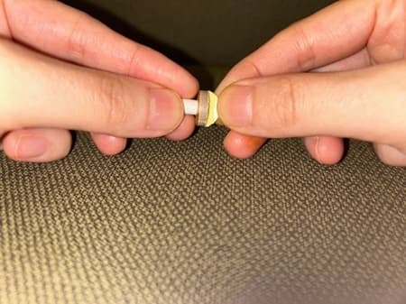 台座灸のシールを外す