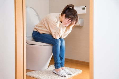 トイレで悩む女性