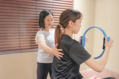 妊活のためのピラティス指導をする著者